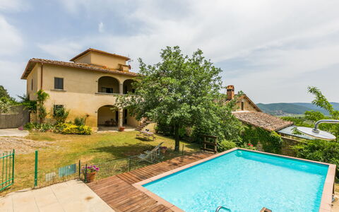 Buca dei Merli: Ciel, Plante, Nuage, L'Eau, Bâtiment, Piscine, La Nature, Bleu Azur, Arbre, Ombre