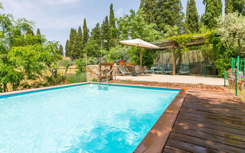 Buca dei Merli: L'Eau, Plante, Propriété, Ciel, Piscine, Bleu Azur, Arbre, Ombre, Nuage, Chaise