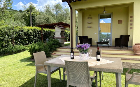 Pianelli: Table, Plante, Meubles, Propriété, Bâtiment, Chaise, Pot De Fleur, Fenêtre, Fleur, Ombre