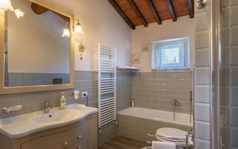 Pianelli: Miroir, Robinet, Évier, Luminaire Plomberie, Propriété, Armoire De Toilette, Lavabo, Salle De Bains, Bois, Violet