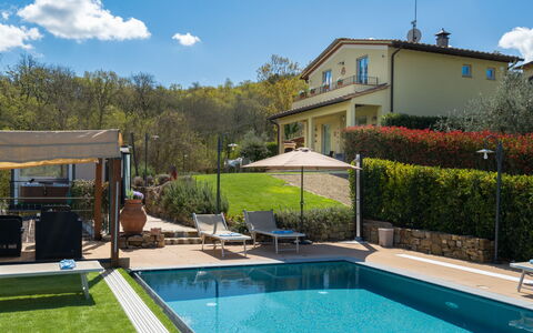 Pianelli: L'Eau, Nuage, Plante, Ciel, Propriété, Bâtiment, Piscine, Vert, Fenêtre, Arbre