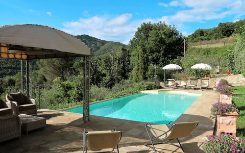La Felcaia: Propriété, Piscine, Immobilier, Arrière-Cour, Maison, Patio, Vacances, Domicile, Bâtiment, Zone Résidentielle