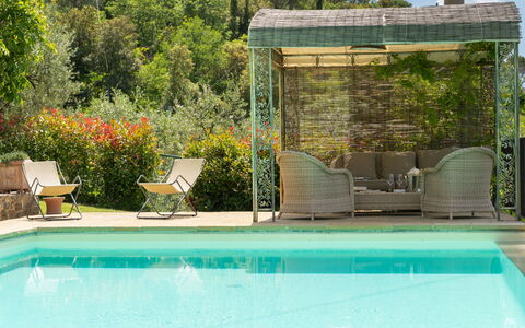 La Felcaia: L'Eau, Plante, Propriété, Piscine, Vert, Bâtiment, Bleu Azur, Nuage, Arbre, Chaise