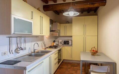 Il Sorbino: Cabinetry, Évier, Comptoir, Evier, Meubles, Propriété, Robinet, Cuisine, Bois, Chaise