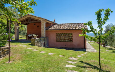 Nido del Sorbino: Plante, Ciel, Bâtiment, Arbre, Lot Terre, Fenêtre, Ombre, Chalet, Paysage Naturel, Herbe
