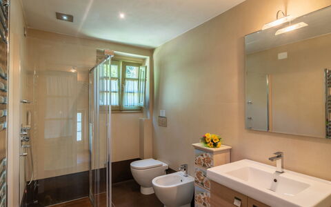 Nido del Sorbino: Armoire De Toilette, Robinet, Propriété, Luminaire Plomberie, Évier, Lavabo, Cabinetry, Miroir, Salle De Bains