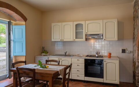 Santa Lucia: Comptoir, Cabinetry, Meubles, Robinet, Évier, Evier, Fenêtre, Cuisine, Bois, Table