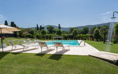 Santa Lucia: Ciel, Plante, Piscine, Arbre, Ombre, Balancelle, Mobilier De Jardin, Éclairage Public, Lot Terre, Design Urbain