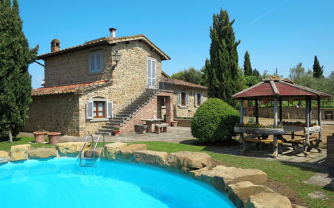 Casa Clotilde: L'Eau, Ciel, Bâtiment, Plante, Propriété, Fenêtre, Bleu Azur, Arbre, Piscine, Maison
