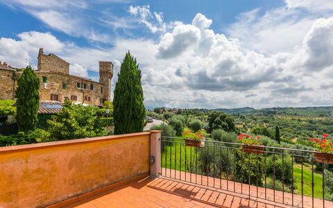 Casa Lensi: Plante, Bâtiment, Fenêtre, Piscine, Bleu Azur, L'Eau, Arbre, Maison, Ciel, Design Urbain