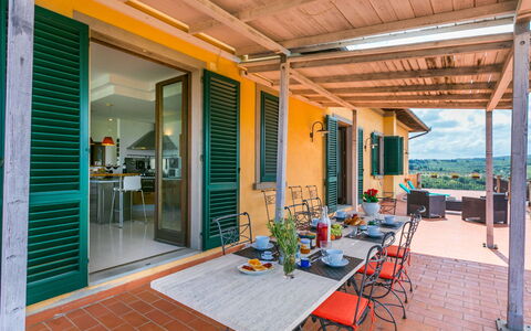 Casa Lensi: Plante, Bâtiment, Fenêtre, Piscine, Bleu Azur, L'Eau, Arbre, Maison, Ciel, Design Urbain