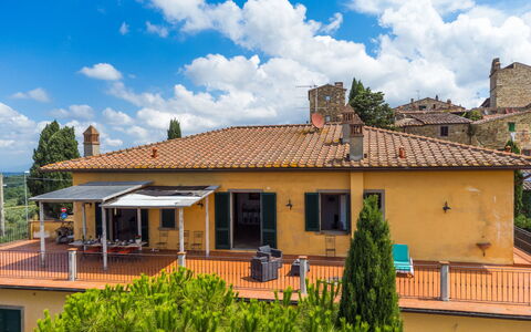 Casa Lensi: Plante, Bâtiment, Fenêtre, Piscine, Bleu Azur, L'Eau, Arbre, Maison, Ciel, Design Urbain