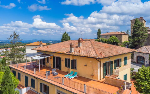 Casa Lensi: Plante, Bâtiment, Fenêtre, Piscine, Bleu Azur, L'Eau, Arbre, Maison, Ciel, Design Urbain