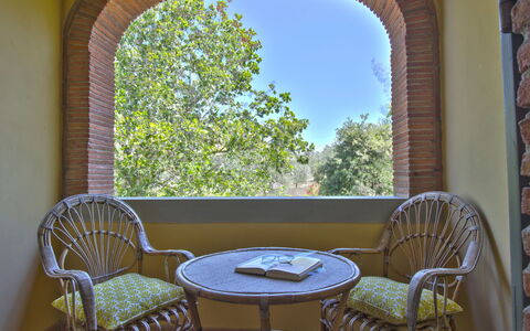 Le Terrazze: Meubles, Table, Propriété, Plante, Chaise, Bâtiment, Ciel, Bois, Design Intérieur, Ombre
