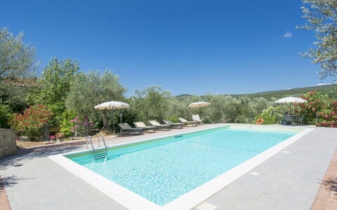 Le Terrazze: L'Eau, Ciel, Plante, Propriété, Piscine, Bleu Azur, Arbre, Ombre, Bâtiment, Rectangle
