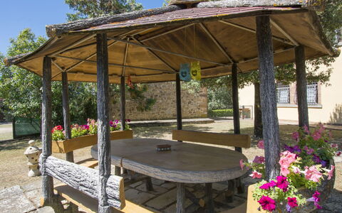 Le Terrazze: Plante, Table, Fleur, Ciel, Tableau De Plein Air, Ombre, Botanique, Mobilier De Jardin, Bâtiment, Arbre