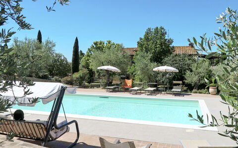 Le Terrazze: L'Eau, Plante, Piscine, Ciel, Bleu Azur, Arbre, Ombre, Bâtiment, Mobilier De Jardin, Parapluie