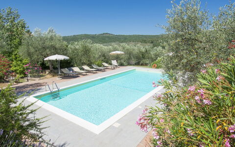 Le Terrazze: L'Eau, Plante, Ciel, Piscine, Chaise, Bleu Azur, Mobilier De Jardin, Arbre, Bâtiment, Ombre