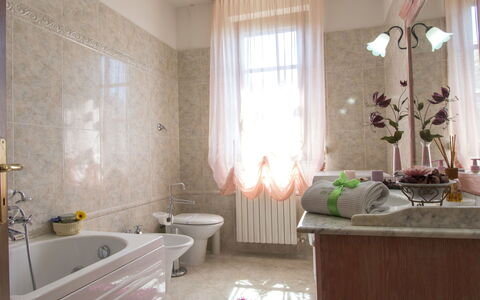 Le Terrazze: Baignoire, Propriété, Plante, Fenêtre, Design Intérieur, Salle De Bains, Cabinetry, Bois, Sol