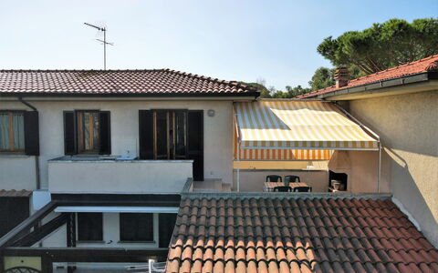 Palazzeta Ii: Ciel, Bâtiment, Fenêtre, Bois, Maison, Architecture, Quartier, Arbre, Zone Résidentielle