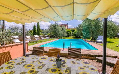 Casale L'Uliveta: Propriété, Plante, Lumière, Piscine, Bleu Azur, Ombre, L'Eau, Design Intérieur, Éclairage, Architecture