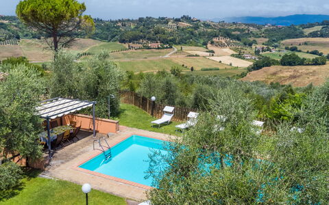 Casale L'Uliveta: Ciel, L'Eau, Nuage, Plante, Piscine, Arbre, Lot Terre, Herbe, Paysage Naturel, Paysage