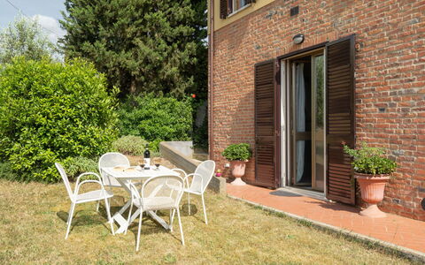 San Piero: Plante, Bâtiment, Meubles, Fenêtre, Table, Chaise, Pot De Fleur, Arbre, Mobilier De Jardin, Ombre