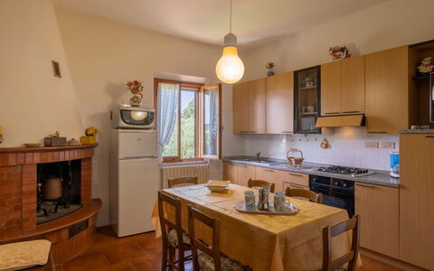 San Piero: Comptoir, Cabinetry, Propriété, Évier, Meubles, Evier, Table, Robinet, Cuisine, Bois