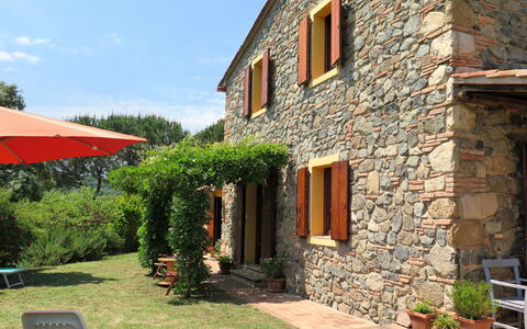 Podere Gabruccino: Plante, Bâtiment, Ciel, Propriété, Fenêtre, Lot Terre, Arbre, Maison, Chalet, Ombre