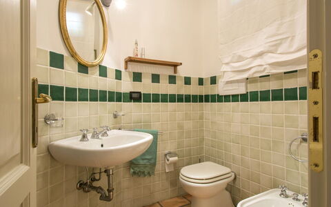 Podere Gabruccino: Miroir, Luminaire Plomberie, Robinet, Lavabo, Propriété, Photographier, Bâtiment, Évier, Violet, Salle De Bains