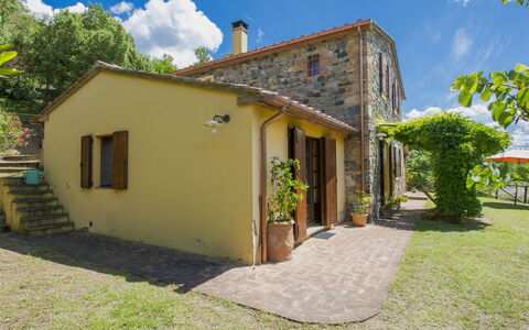 Podere Gabruccino: Nuage, Plante, Bâtiment, Ciel, Propriété, Fenêtre, Arbre, Maison, Porte, Lot Terre