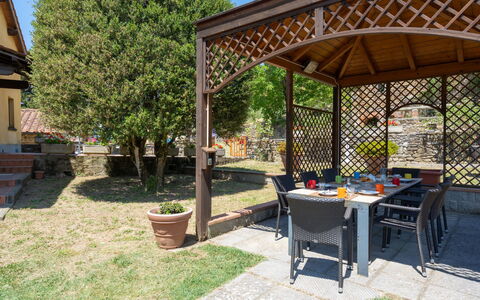 Villa: Plante, Ciel, Table, Ombre, Arbre, Botanique, Tableau De Plein Air, Bois, Mobilier De Jardin, Loisir
