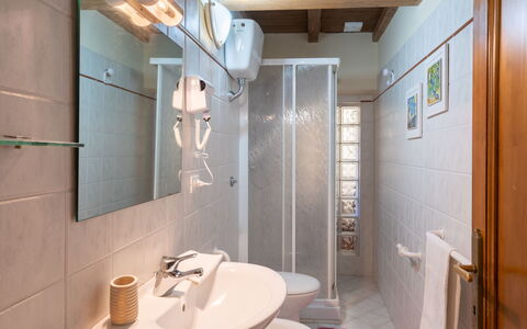 Villa: Miroir, Robinet, Évier, Luminaire Plomberie, Propriété, Lavabo, Salle De Bains, Design Intérieur, Éclairage