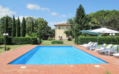 Laura: Piscine, Propriété, Immobilier, Herbe, Zone Résidentielle, Loisir, Maison, Bâtiment, Vacances, Arrière-Cour