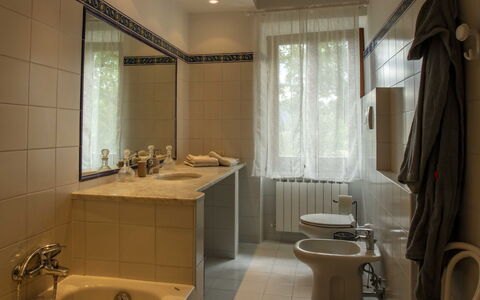 Laura: Miroir, Propriété, Évier, Luminaire Plomberie, Robinet, Lavabo, Salle De Bains, Bâtiment, Design Intérieur, Bois