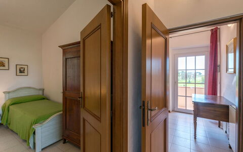 Podere Chiocciolaia: Meubles, Porte, Confort, Bois, Bâtiment, Cabinetry, Design Intérieur, Sol, Sol