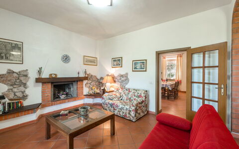 Podere Chiocciolaia: Cadre, Table, Propriété, Meubles, Bois, Confort, Éclairage, Design Intérieur, Orange, Sol