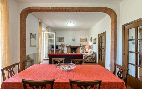 Podere Chiocciolaia: Table, Propriété, Meubles, Cadre, Chaise, Bois, Éclairage, Textile, Salle, Design Intérieur