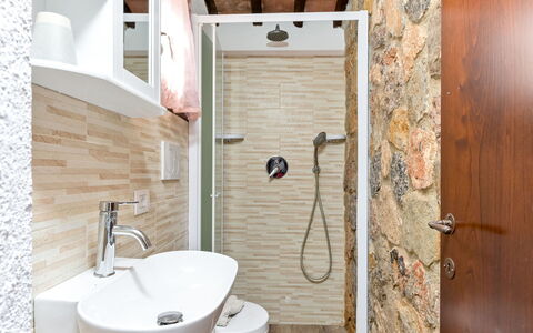 Ricali: Salle De Bains, Luminaire Plomberie, Sol, Mur, Design Intérieur, Sol, Toilette, Lavabo, Évier, Siège De Toilette