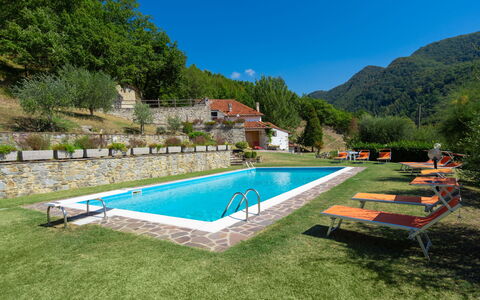 Podere le Ripe: Piscine, Propriété, Paysage Naturel, Herbe, Maison, Loisir, Biens, Vacances, Bâtiment, Villa