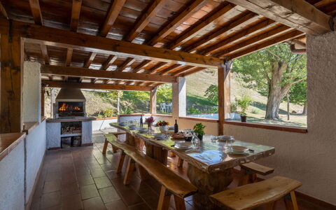 Podere le Ripe: Propriété, Pièce, Bâtiment, Maison, Plafond, Table, Design Intérieur, Immobilier, Meubles, Faisceau