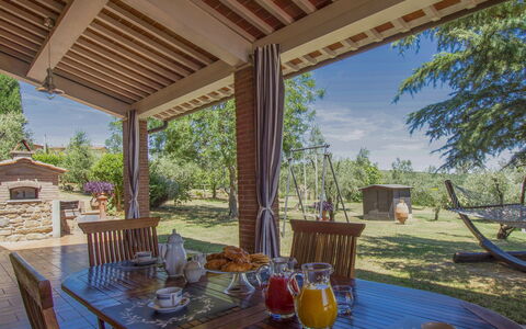 Casa Bensa: Table, Vaisselle, Meubles, Plante, Propriété, Chaise, Bois, Ombre, Design Intérieur, Ciel