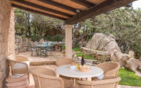 Roccia di Volpe: Plante, L'Eau, Propriété, Meubles, Bâtiment, Table, Fenêtre, Bleu Azur, Chaise, Design Intérieur