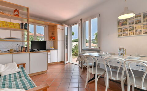 Wendy: Meubles, Cabinetry, Fenêtre, Table, Bâtiment, Comptoir, Bois, Cuisine, Architecture, Design Intérieur