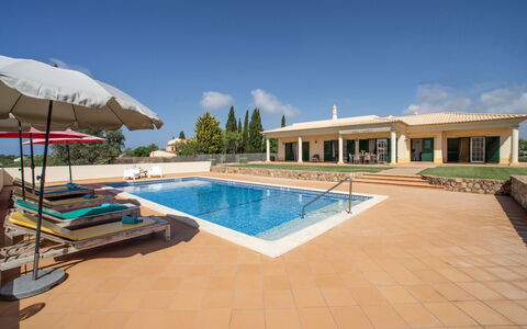 Alto da Rafoia: Ciel, L'Eau, Nuage, Piscine, Bleu Azur, Plante, Bâtiment, Ombre, Mobilier De Jardin, Immobilier