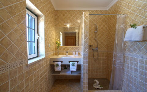 Alto da Rafoia: Miroir, Luminaire Plomberie, Robinet, Évier, Fenêtre, Salle De Bains, Design Intérieur, Baignoire, Bois, Lavabo