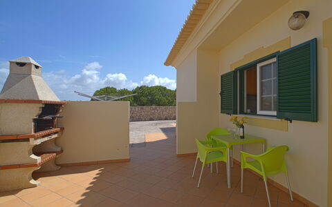 Alto da Rafoia: Bâtiment, Ciel, Propriété, Fenêtre, Nuage, Plante, Bois, Ombre, Maison, Chaise