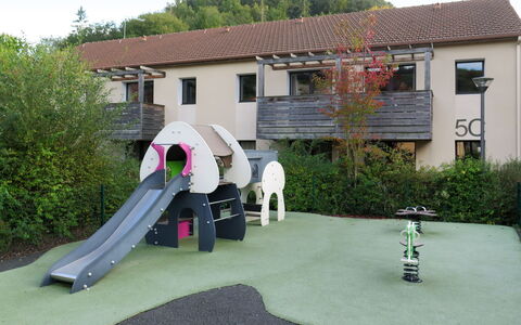 Les Eyzies de Tayac 602: Plante, Ciel, Bâtiment, Propriété, Fenêtre, Maison, Arbre, Lot Terre, Ombre, Toboggan