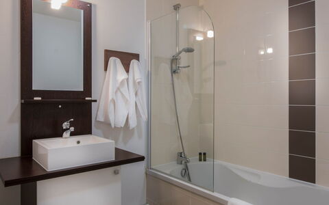 Les Eyzies de Tayac 602: Miroir, Luminaire Plomberie, Baignoire, Robinet, Propriété, Blanc, Salle De Bains, Tete De Douche, Douche