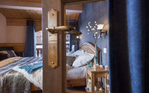 Val Thorens 928: Confort, Bâtiment, Cadre De Lit, Design Intérieur, Bois, Lit, Lampe, Maison, Oreiller, Dur